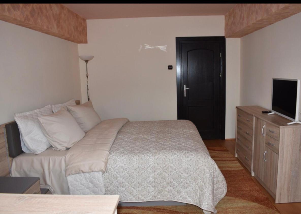 Central Apartment 4 Rooms בראשוב מראה חיצוני תמונה